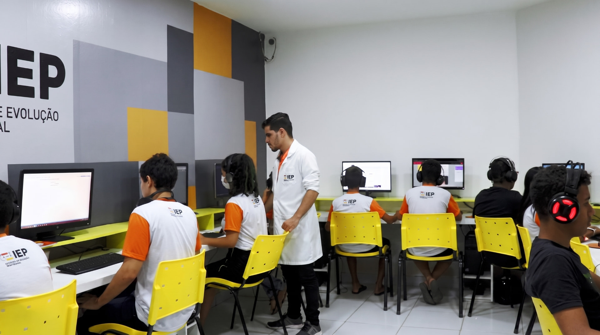 Alunos do IEP em aula no laboratório de informática